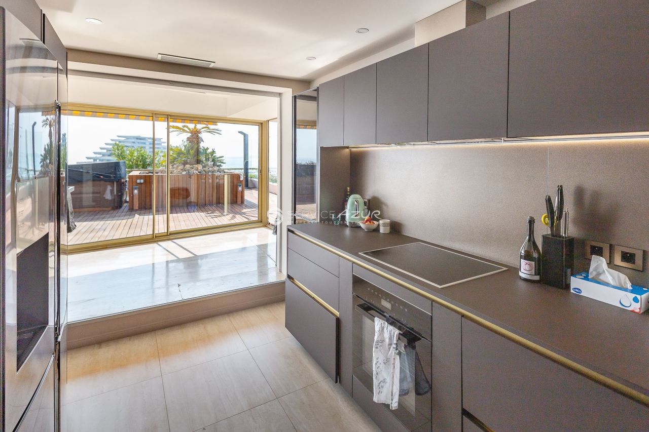 Apartment in Villeneuve-Loubet, France, 120 m² - picture 11