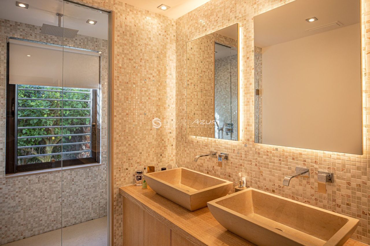 Villa in Saint-Maxime, France, 325 m² - picture 16