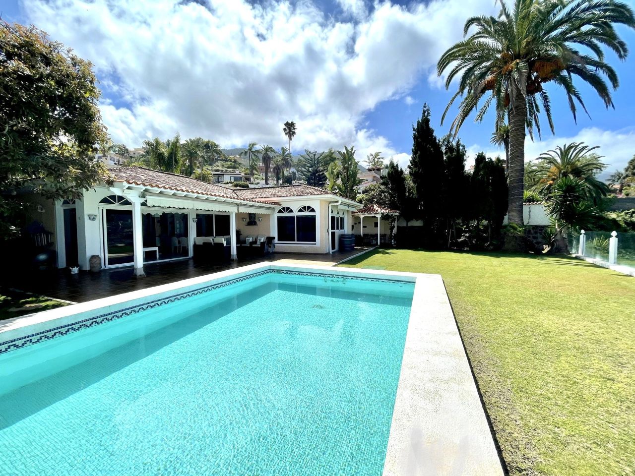Maison à Santa-Ursula, Espagne, 861 m² - image 1