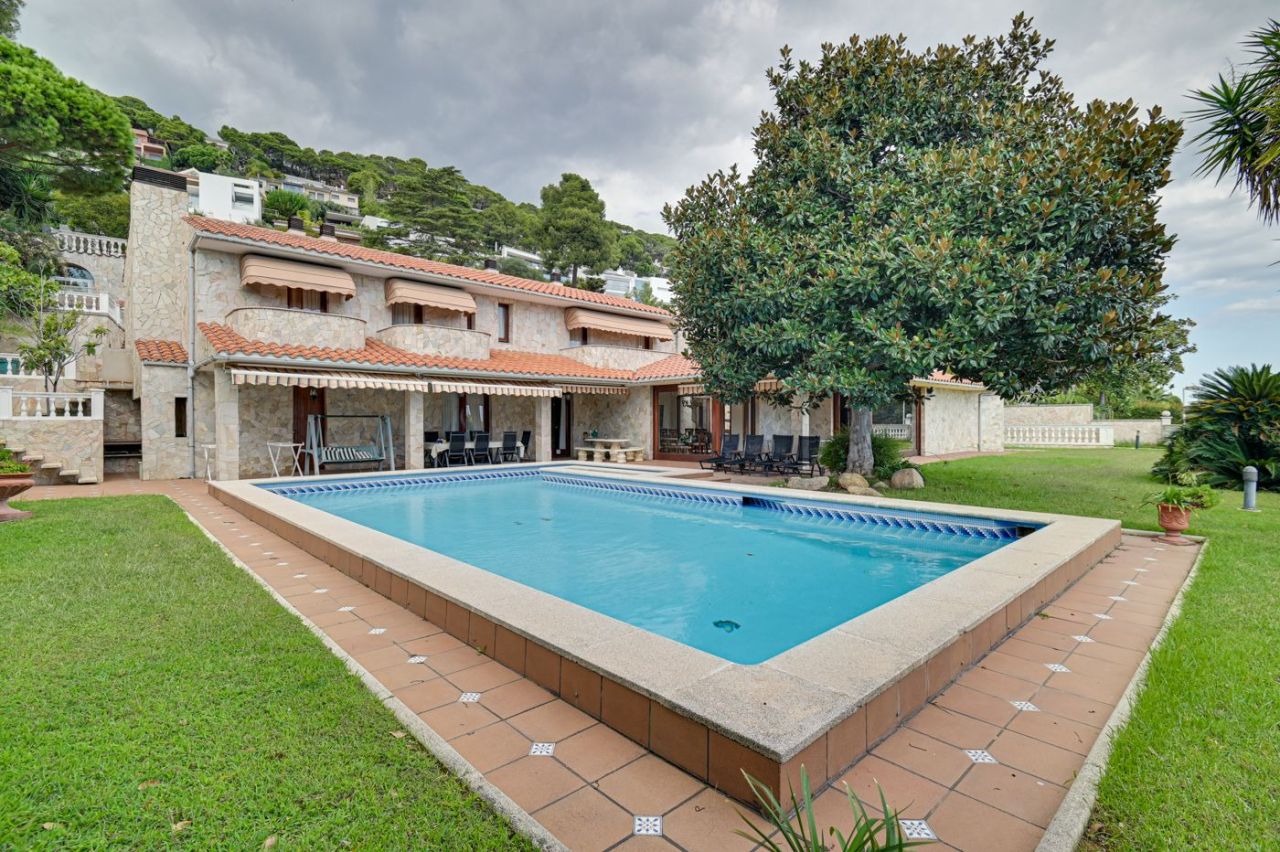 Casa en la Costa Brava, España, 654 m² - imagen 1