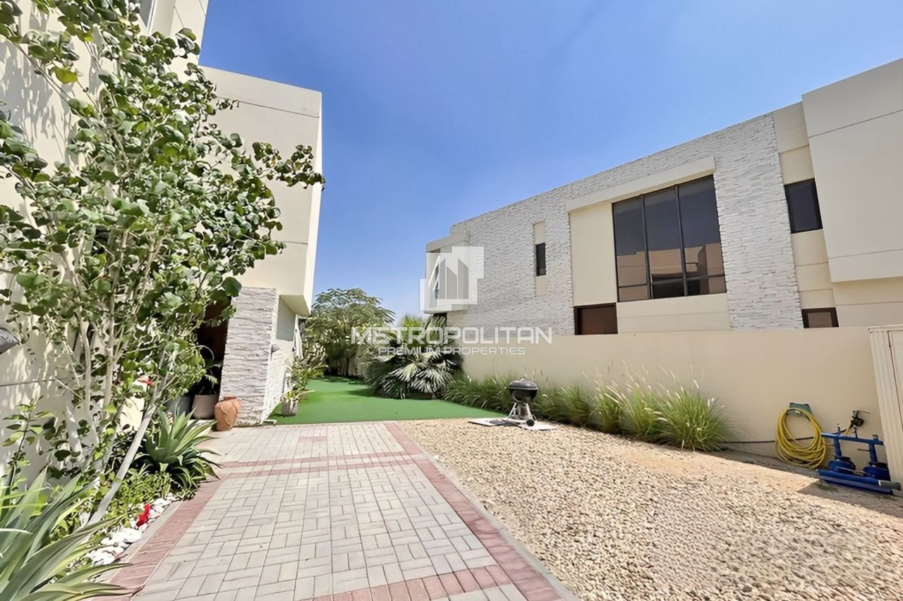 Villa in Dubai, UAE, 297 m² - picture 1