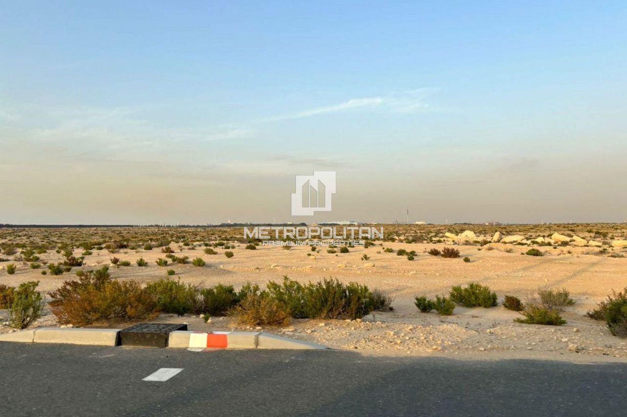 Land in Dubai, UAE, 929 m² - picture 1