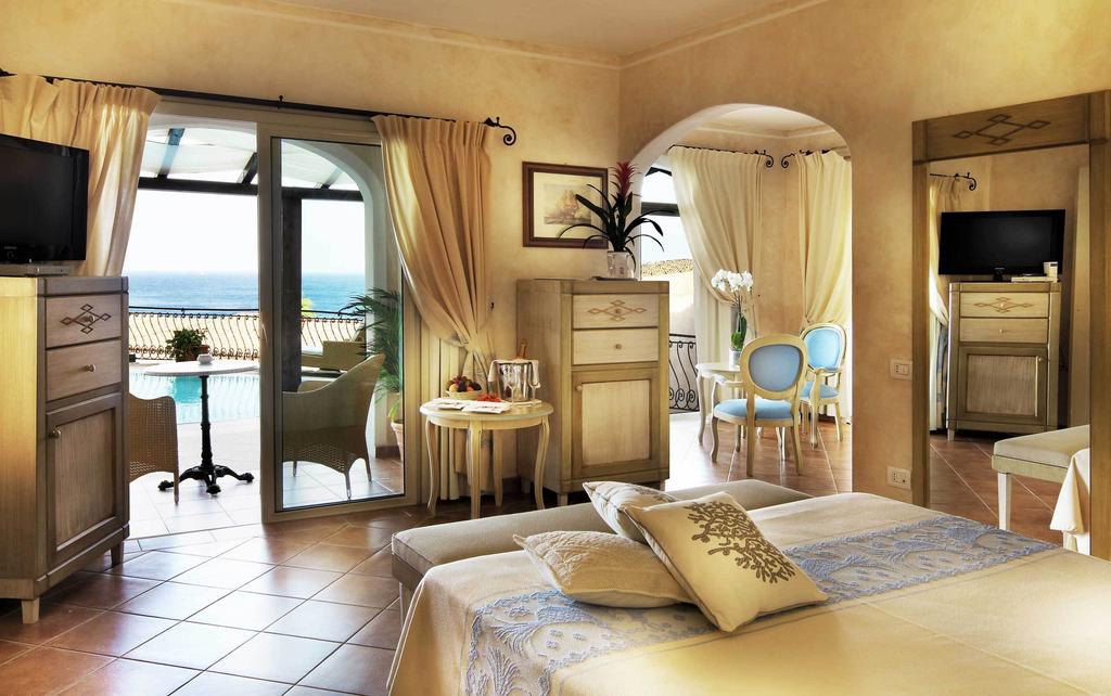 Hotel en La Maddalena, Italia, 8 141 m² - imagen 1