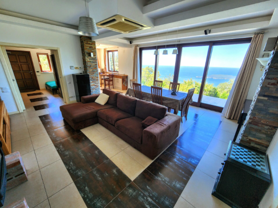 Casa en Sveti Stefan, Montenegro, 392 m² - imagen 1