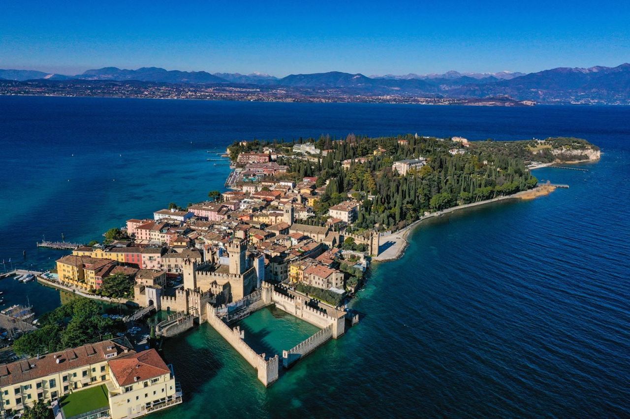 Terreno en Sirmione, Italia, 2 630 m² - imagen 1