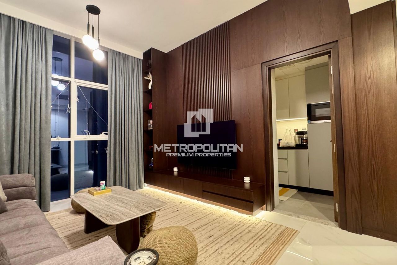Apartment in Dubai, UAE, 65 m² - picture 1