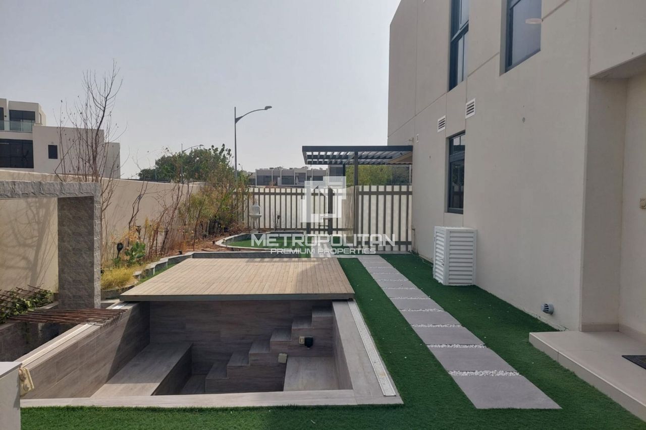 Townhouse in Dubai, UAE, 251 m² - picture 1