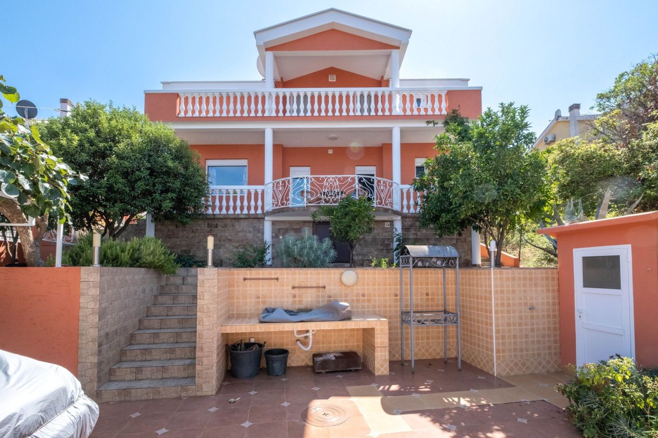 Villa in Krasici, Montenegro, 168 m² - Foto 1