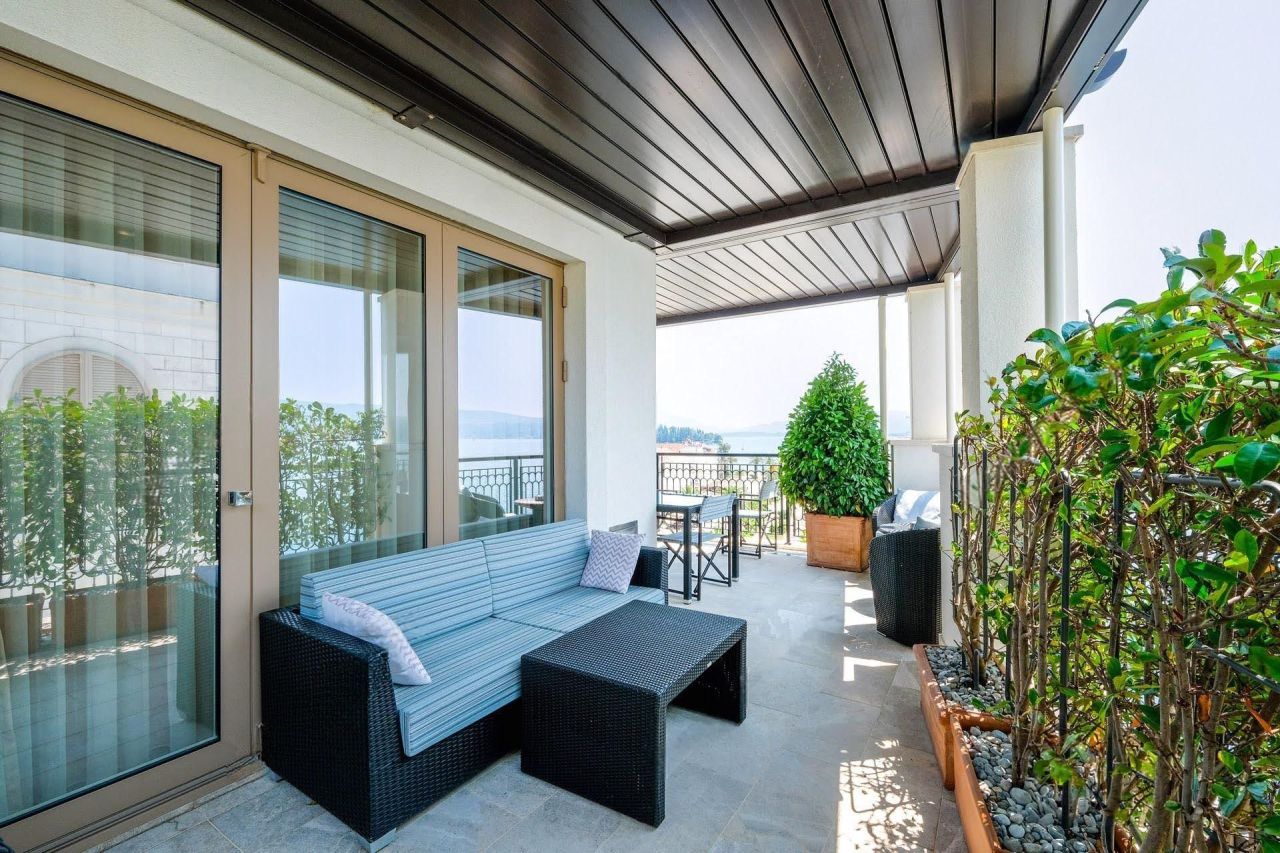 Piso en Tivat, Montenegro, 135 m² - imagen 1