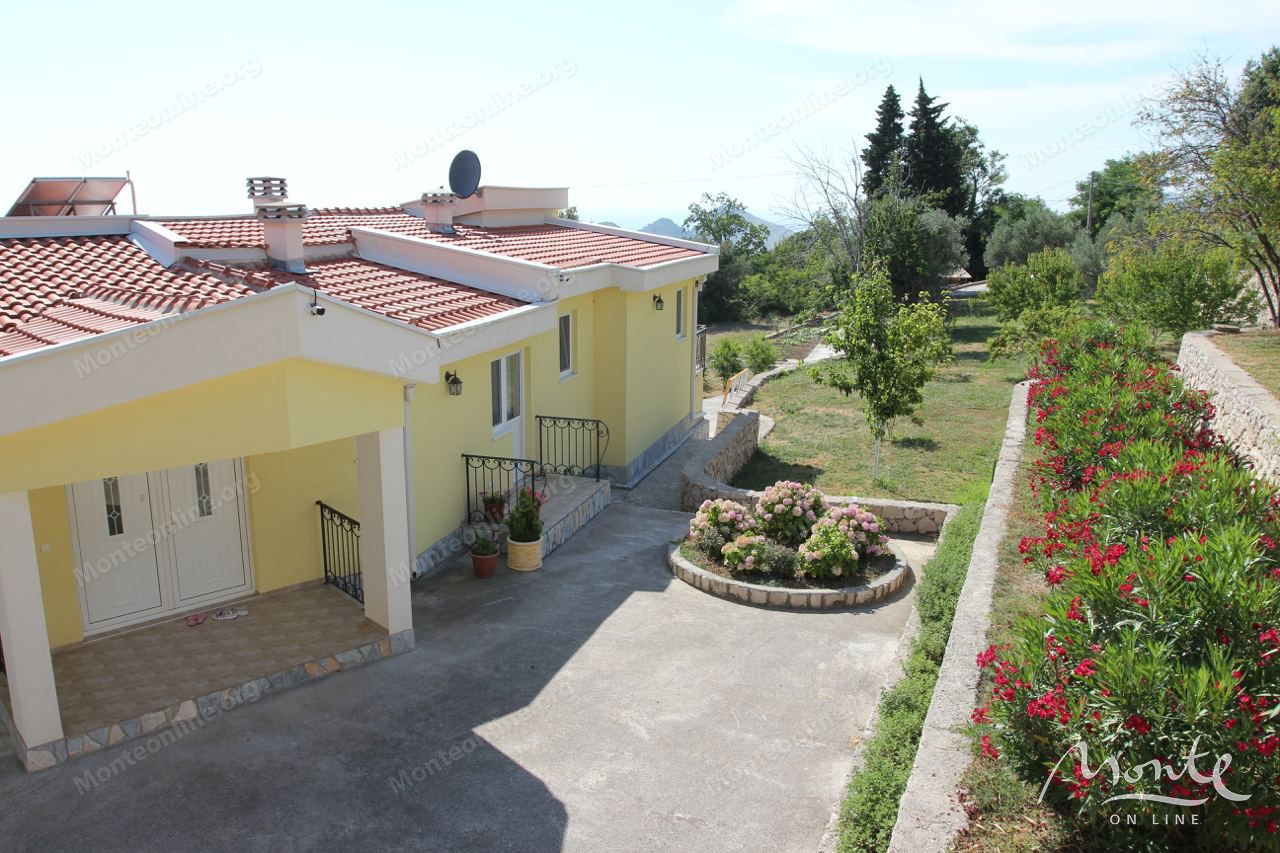 House in Bar, Montenegro, 380 m² - picture 1