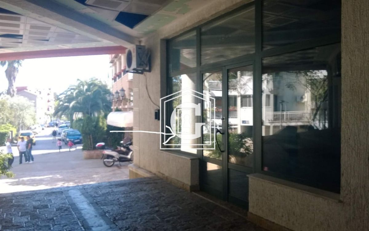 Commercial property in Budva, Montenegro, 28 m² - picture 1