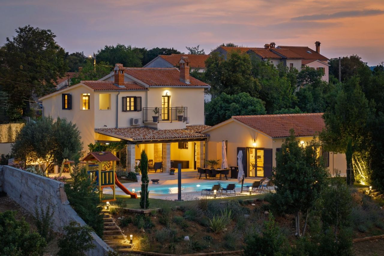 Villa à Labin, Croatie, 273 m² - image 1