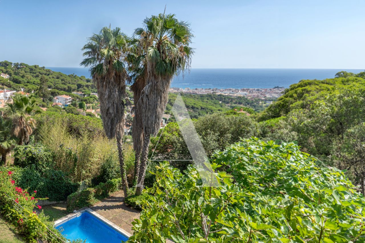 Villa en Lloret de Mar, España, 300 m² - imagen 1