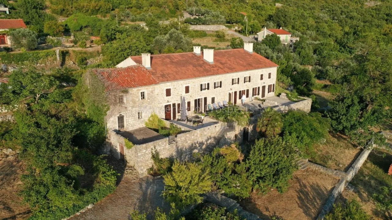 House in Chelobrdo, Montenegro, 349 m² - picture 1