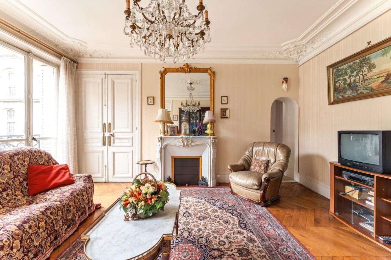 Apartment in Paris, France, 97 m² - picture 1