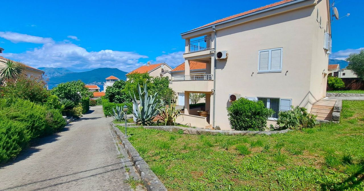 Haus in Tivat, Montenegro, 217 m² - Foto 2