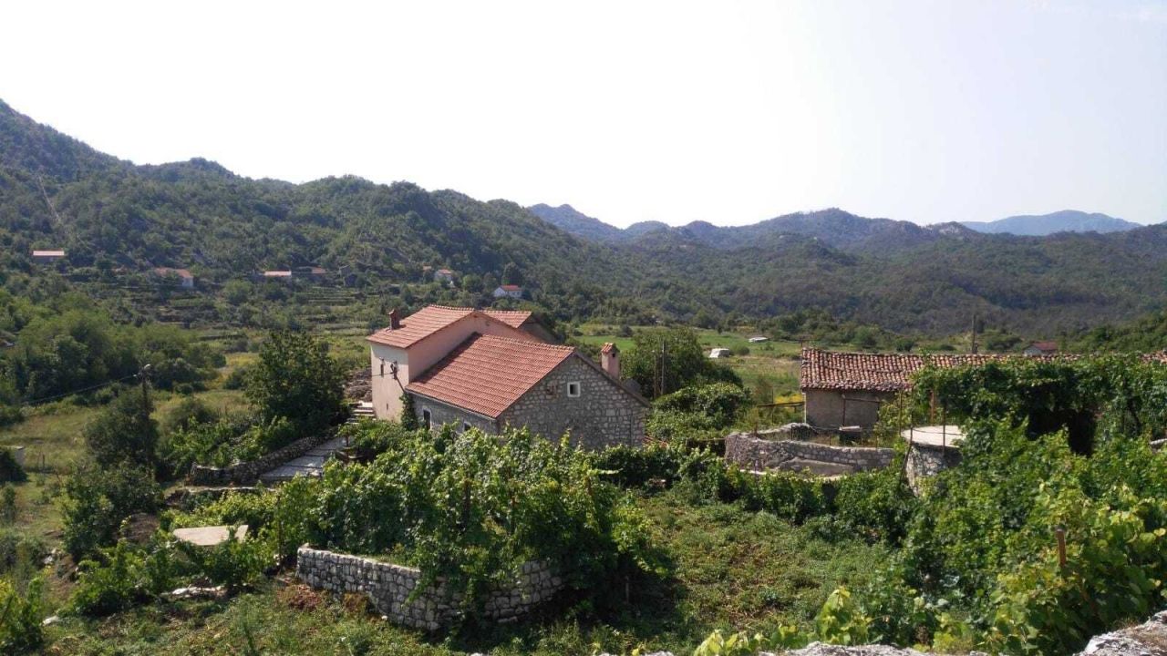 Grundstück in Cetinje, Montenegro, 117 000 m² - Foto 1