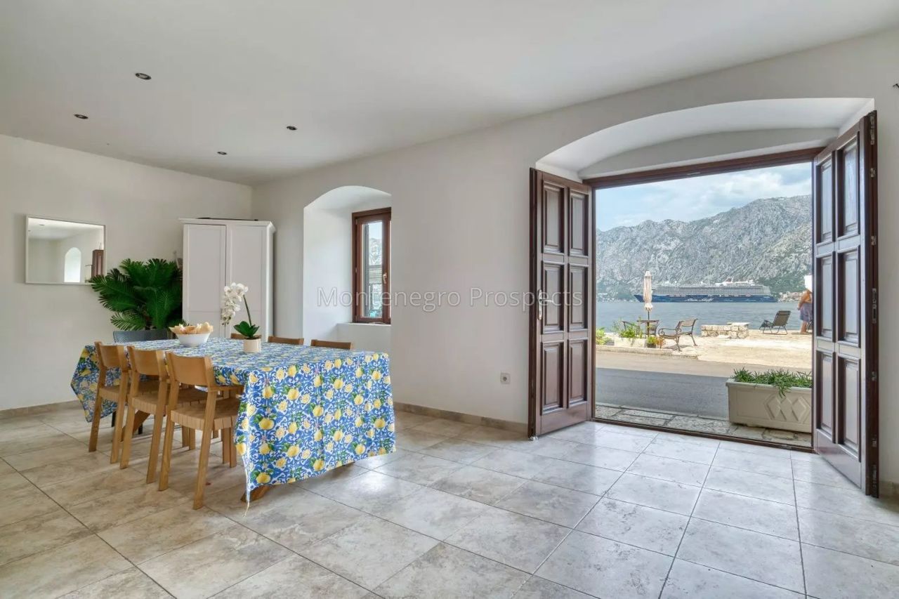 Apartment in Prcanj, Montenegro, 130 m² - picture 1