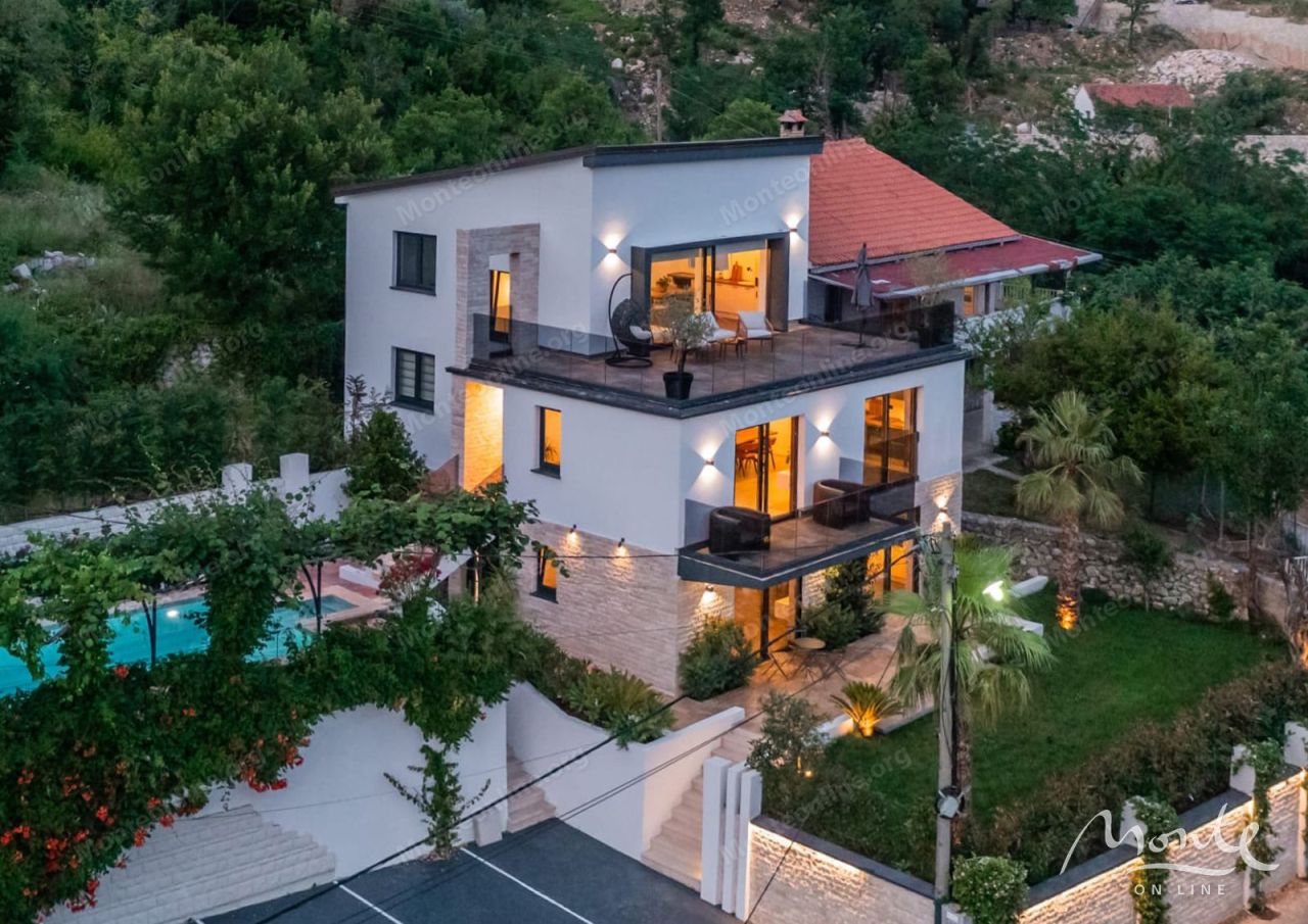 Casa en Budva, Montenegro, 300 m² - imagen 1