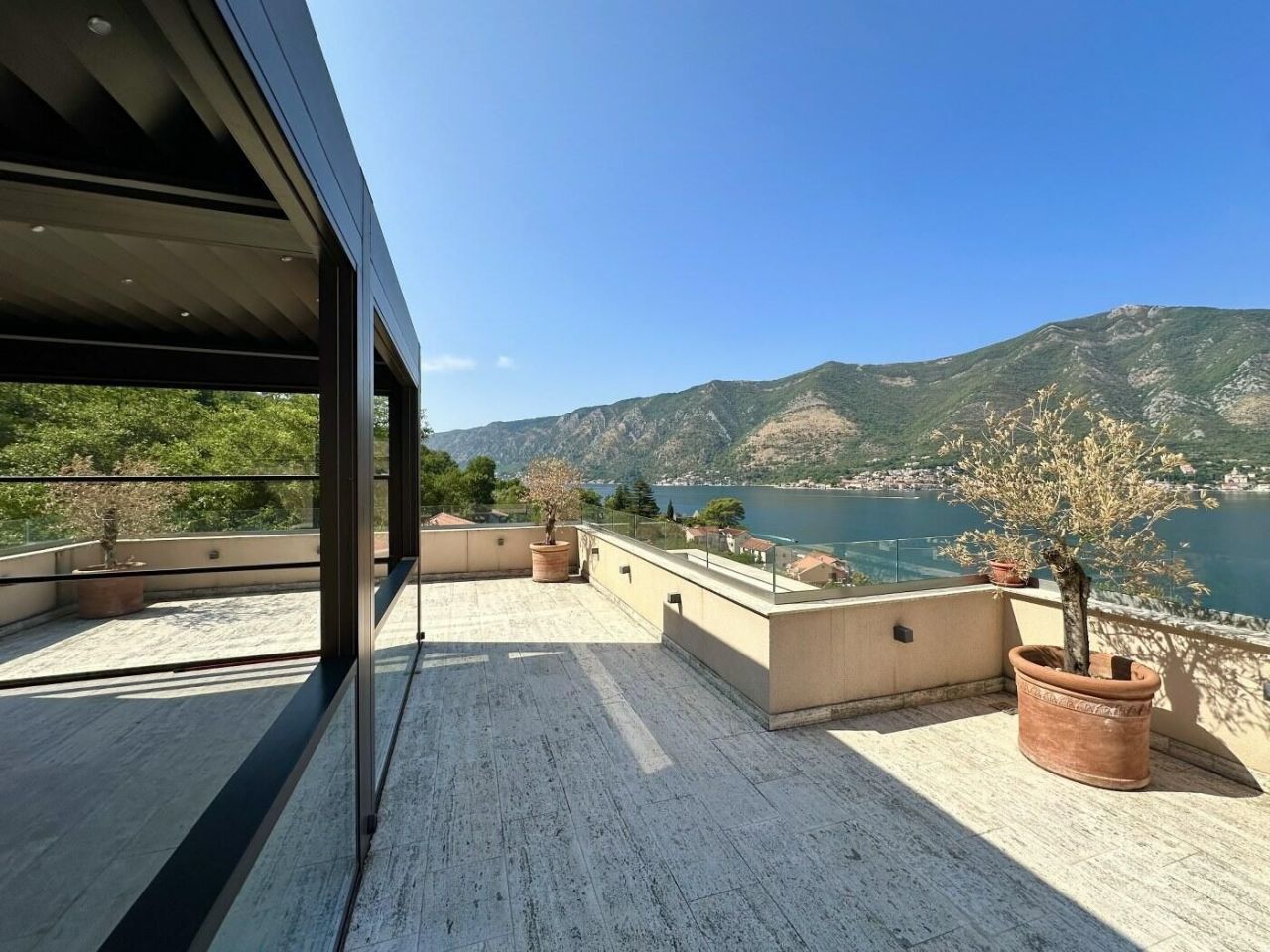 Flat in Dobrota, Montenegro, 93 m² - picture 13