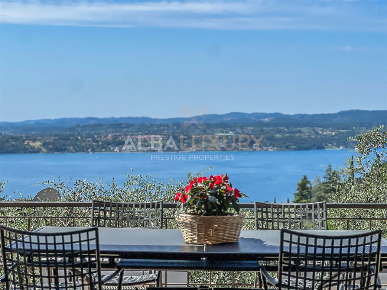 Villa in Gardone Riviera, Italy, 297 m² - picture 1