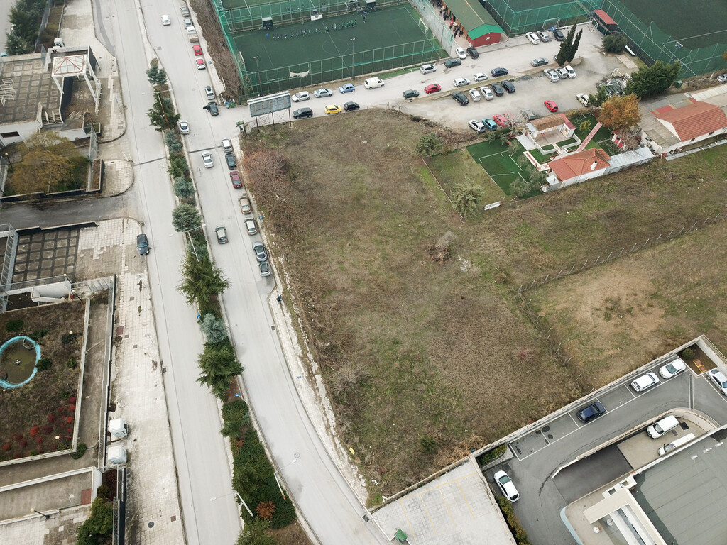 Grundstück in Thessaloniki, Griechenland, 2 450 m² - Foto 1