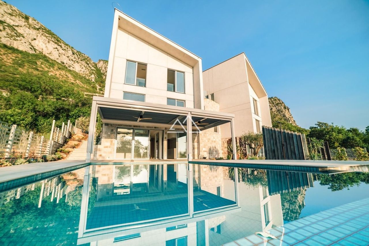 Villa in Sveti Stefan, Montenegro, 227 m² - Foto 1
