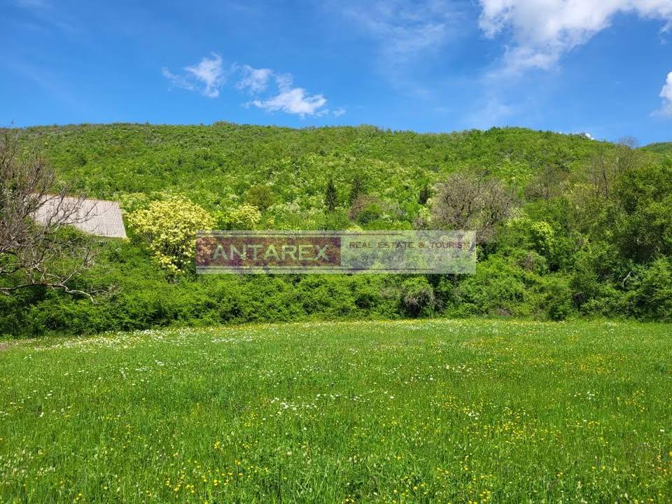 Grundstück in Niksic, Montenegro, 159 000 m² - Foto 1