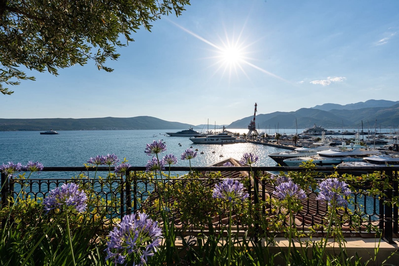 Wohnung in Tivat, Montenegro, 237 m² - Foto 1