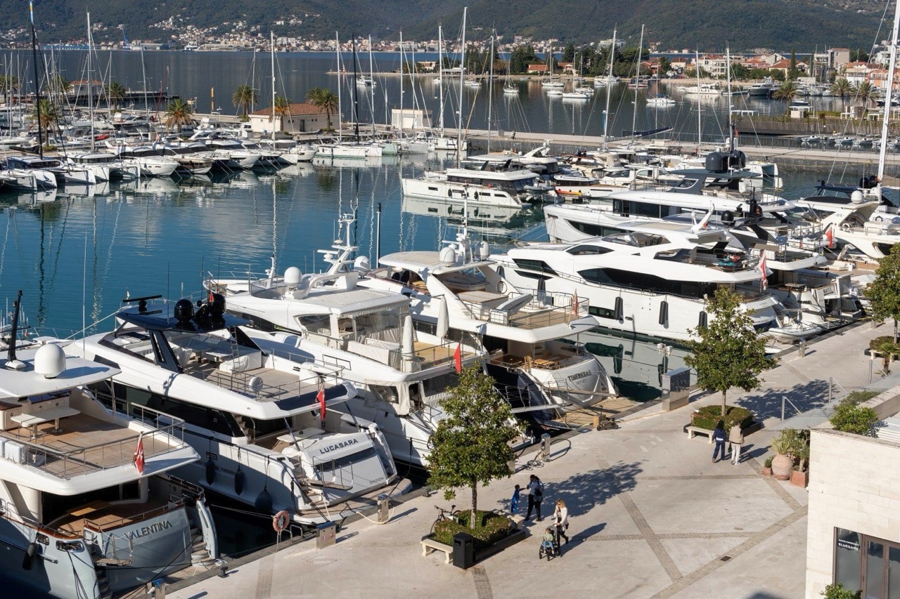 Appartement à Tivat, Monténégro, 296 m² - image 1