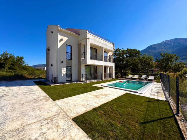 Villa en Radanovici, Montenegro, 300 m² - imagen 1