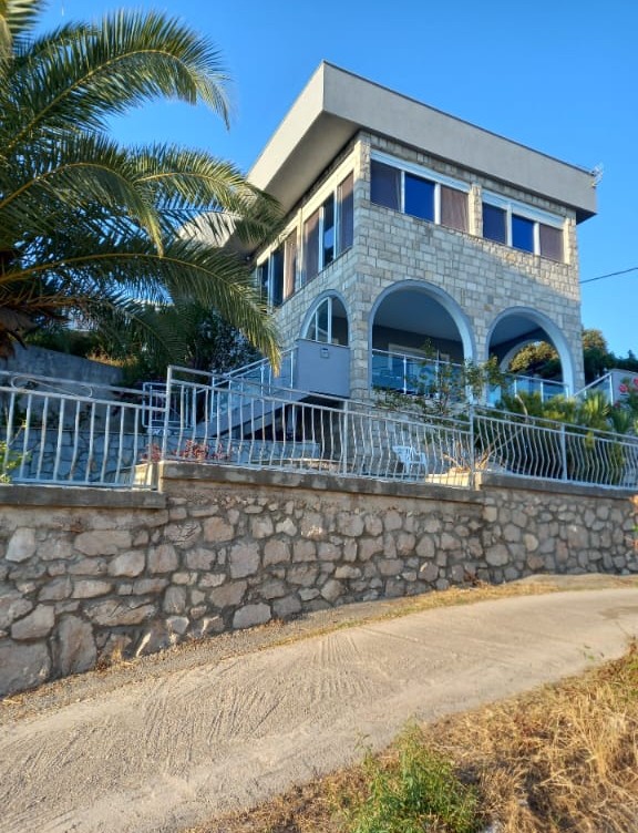 Haus in Utjeha, Montenegro, 128 m² - Foto 1