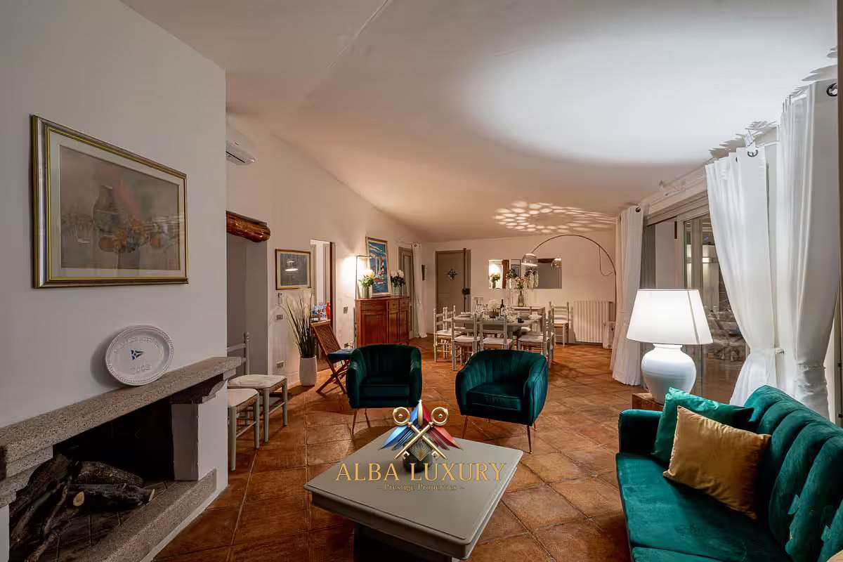 Villa à Olbia, Italie, 250 m² - image 1
