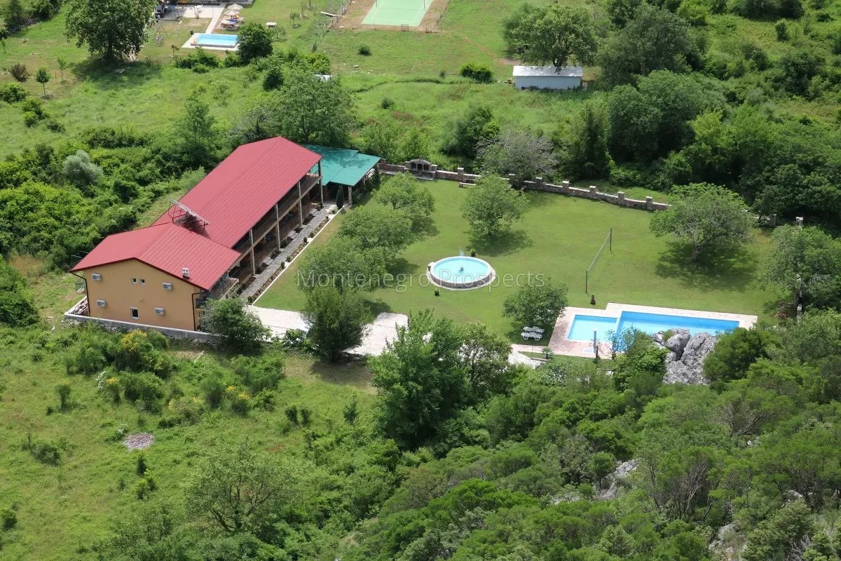 Hôtel à Petrovac, Monténégro, 767 m² - image 1