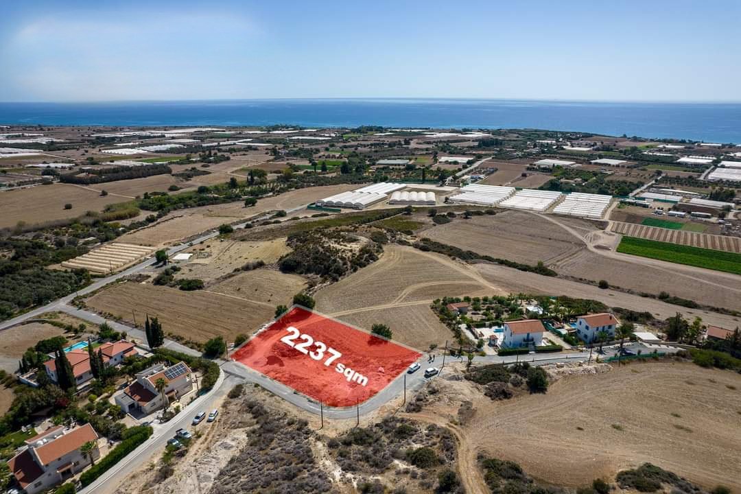 Terrain à Larnaca, Chypre, 2 237 m² - image 1