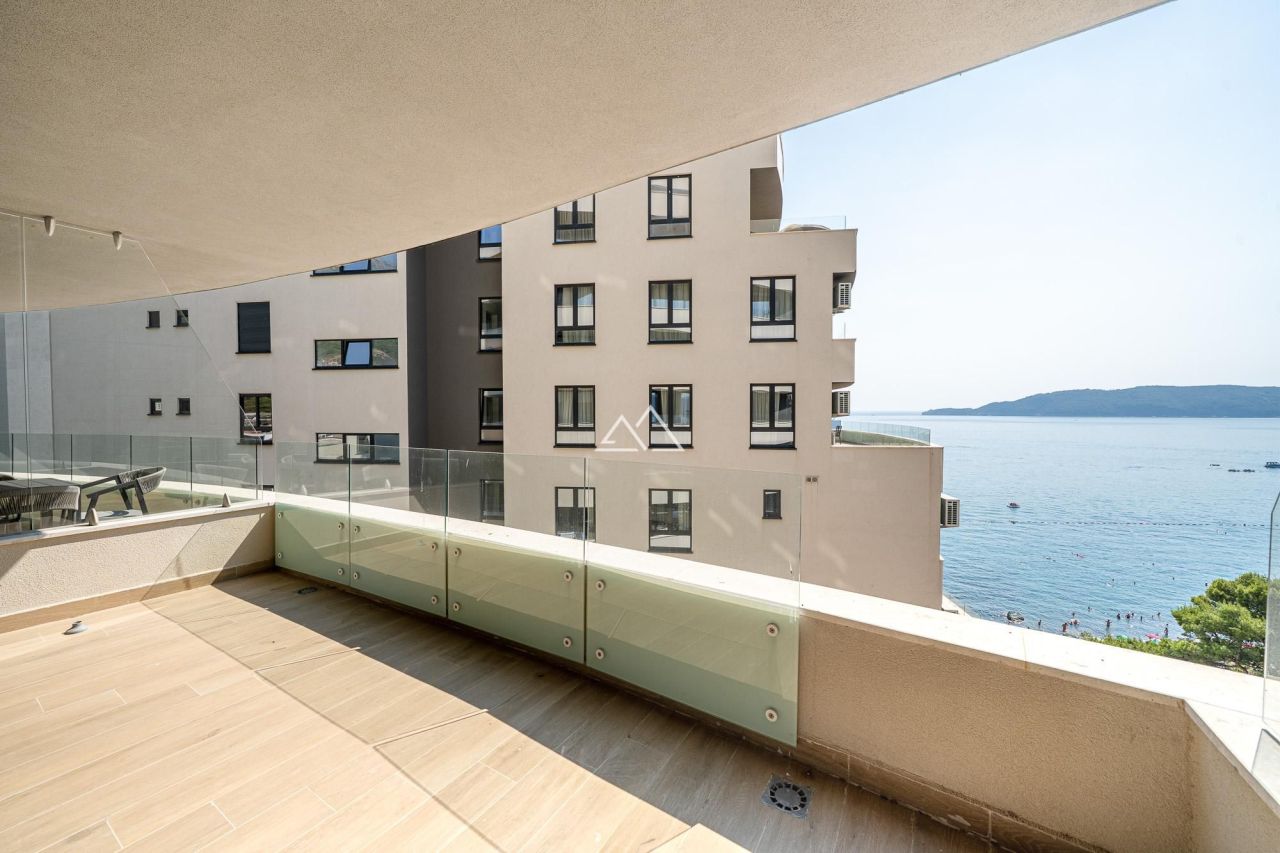 Apartment in Rafailovici, Montenegro, 57 m² - Foto 1