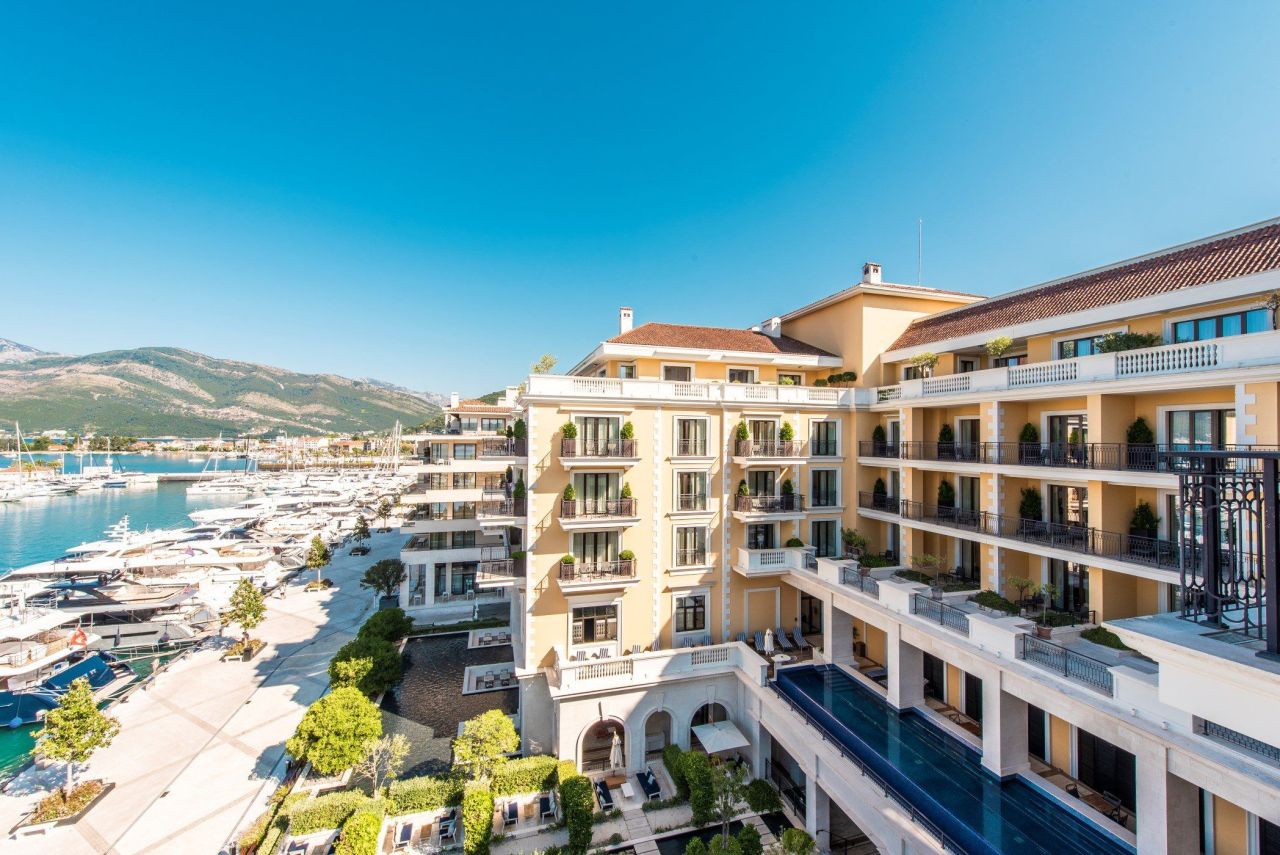 Apartamento en Tivat, Montenegro, 252 m² - imagen 1