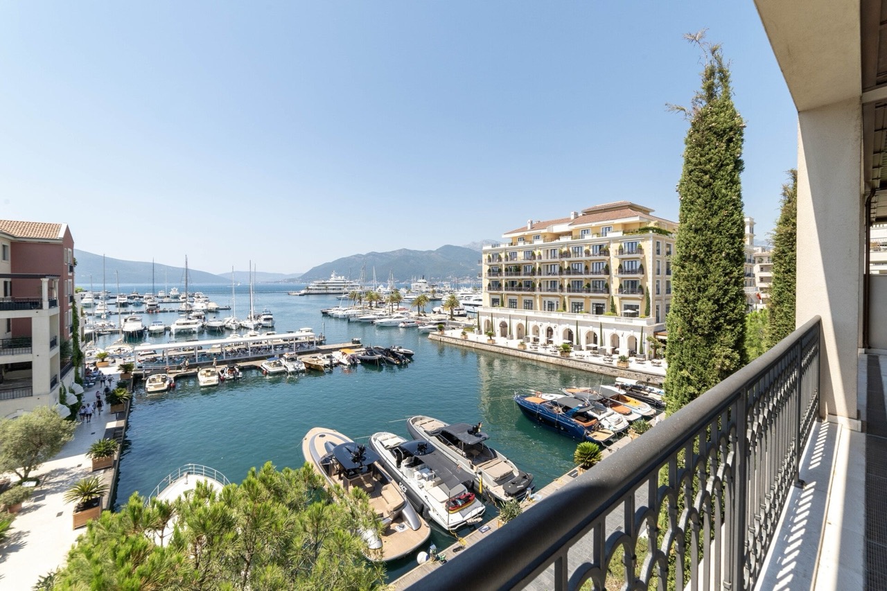 Wohnung in Tivat, Montenegro, 228 m² - Foto 1