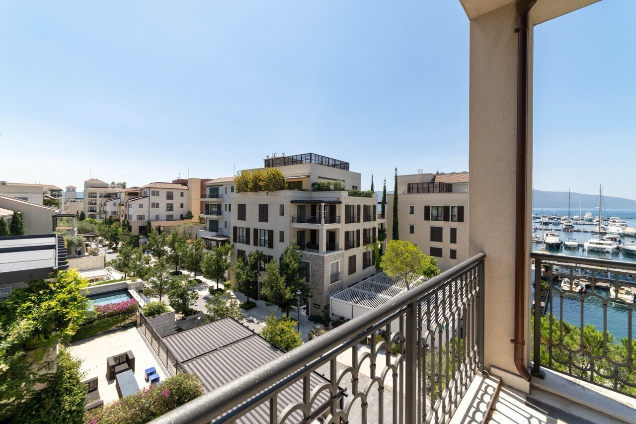 Piso en Tivat, Montenegro, 228 m² - imagen 5