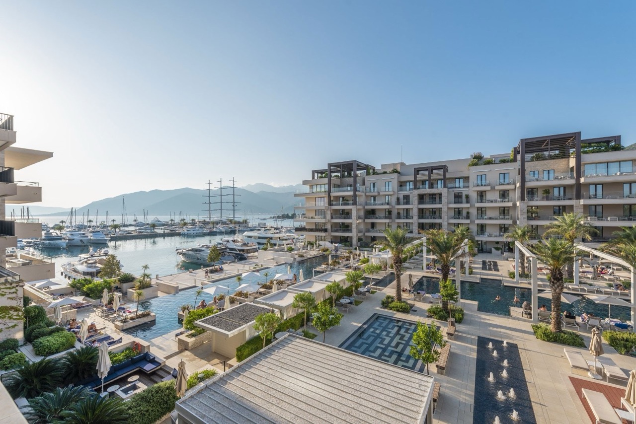 Piso en Tivat, Montenegro, 228 m² - imagen 1