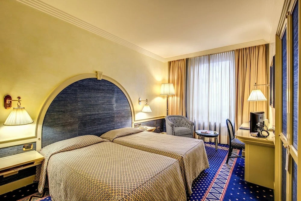 Hôtel à Milan, Italie, 5 000 m² - image 1