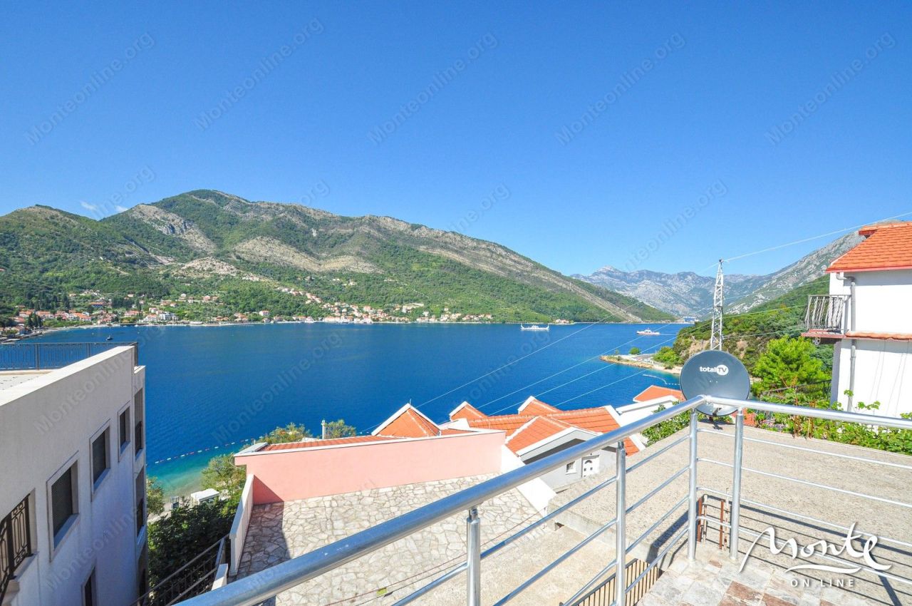 Haus in Tivat, Montenegro, 110 m² - Foto 1