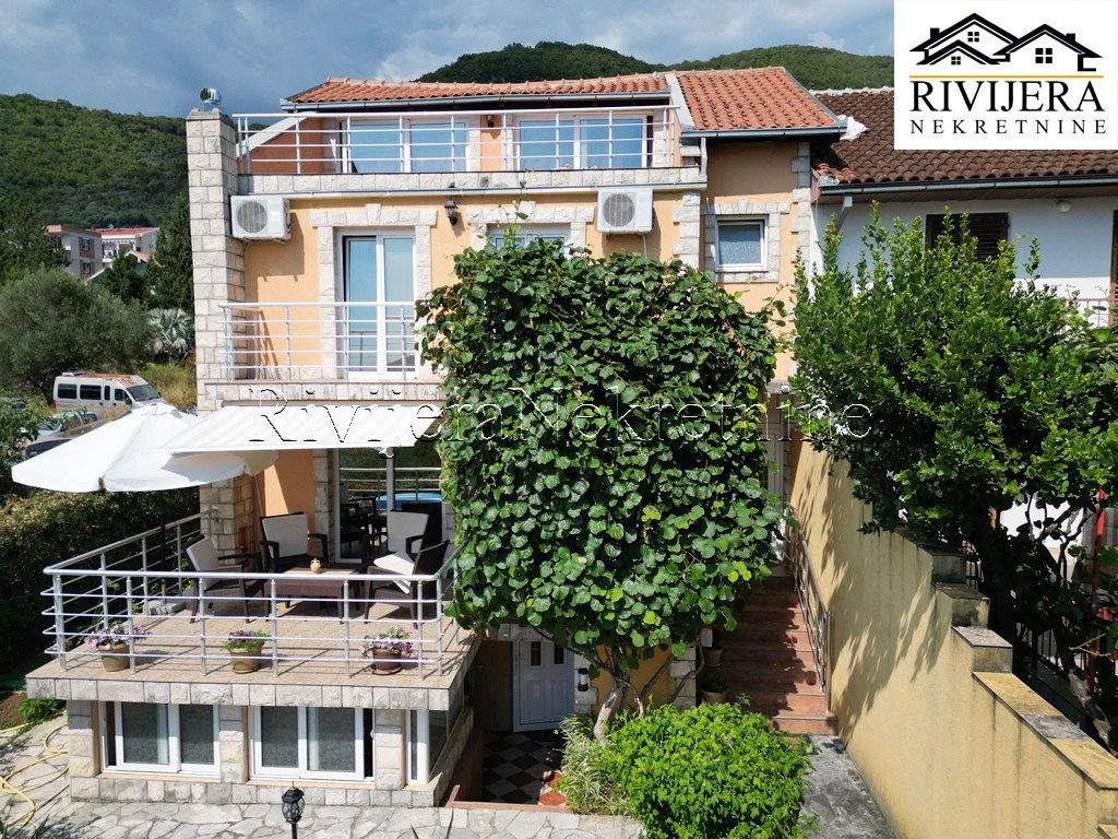 Casa en Herceg-Novi, Montenegro, 180 m² - imagen 1