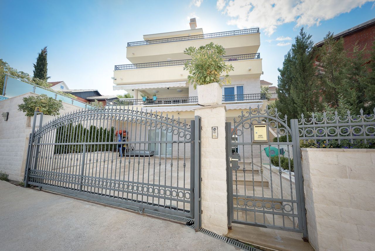 Villa a Tivat, Montenegro, 380 m² - foto 2