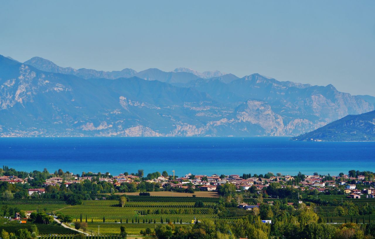 Grundstück in Desenzano del Garda, Italien, 1 100 m² - Foto 1