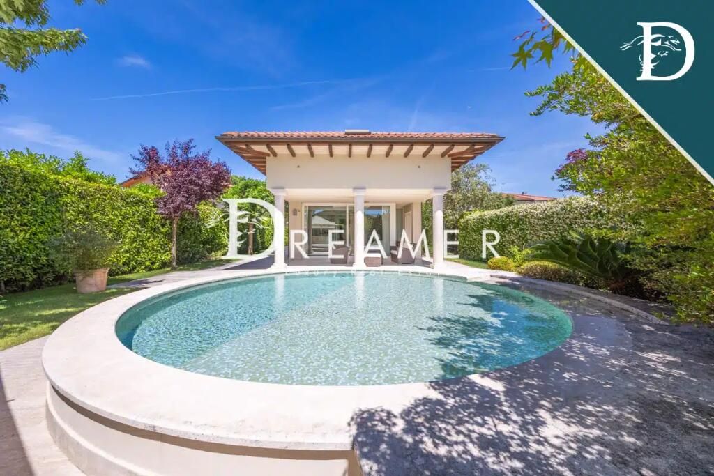 Villa in Forte dei Marmi, Italien, 300.3 m² - Foto 1