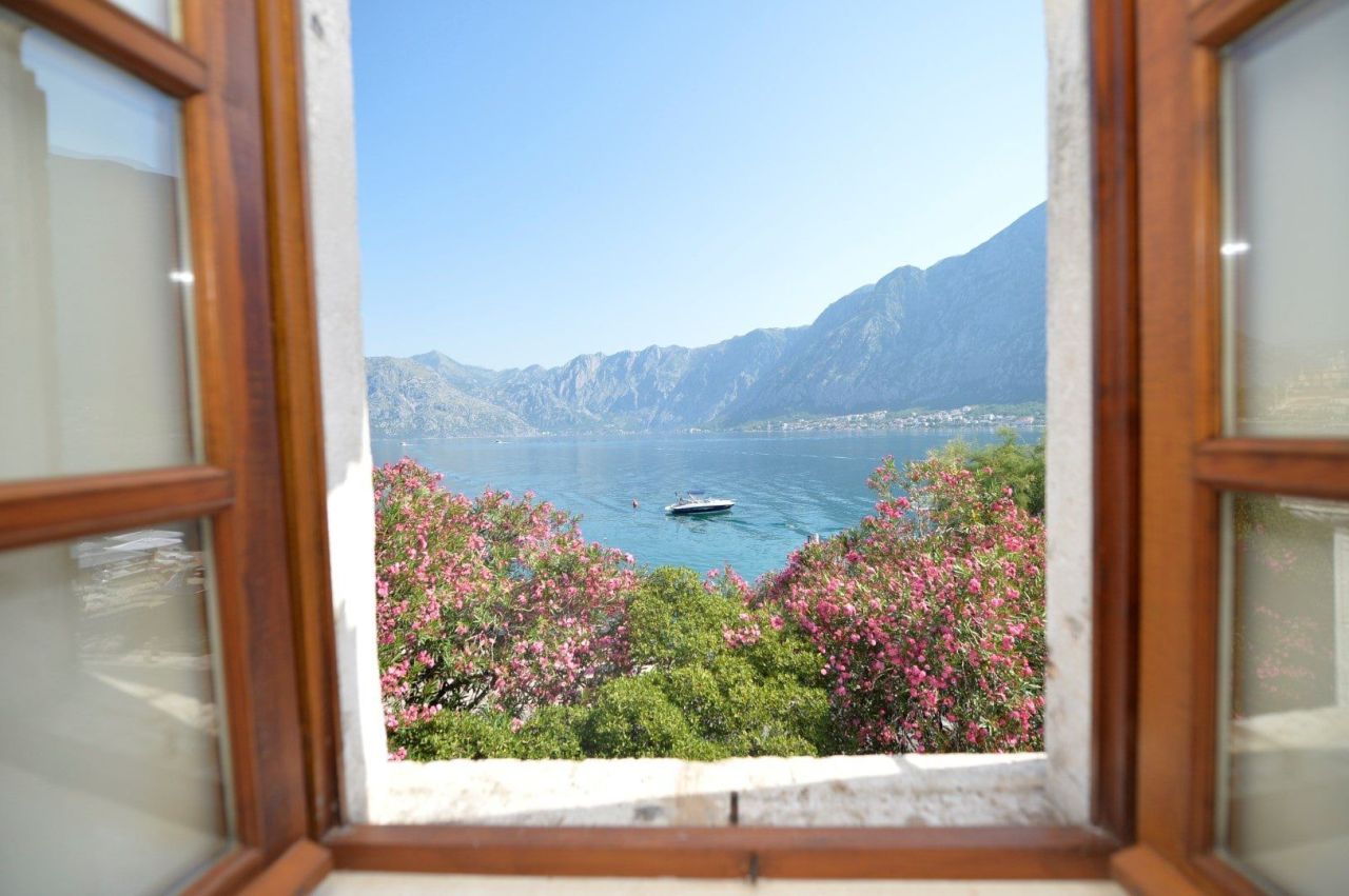 Villa in Kotor, Montenegro, 251 m² - picture 1