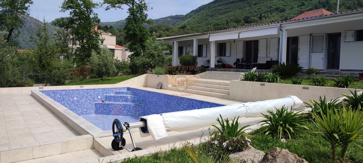 House in Tivat, Montenegro, 250 m² - picture 1