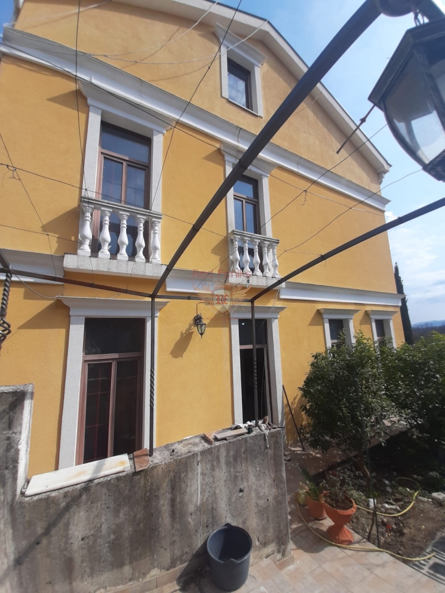 Maison à Tivat, Monténégro, 320 m² - image 1
