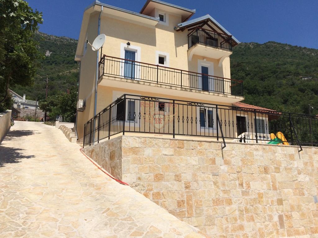 Haus in Herceg-Novi, Montenegro, 285 m² - Foto 1